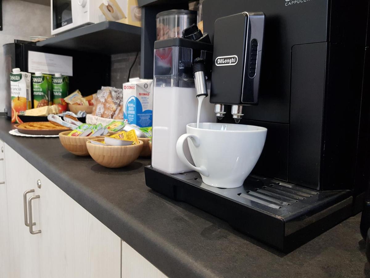 Apple Rooms Rome Airport Fiumicino Eksteriør billede A coffee machine