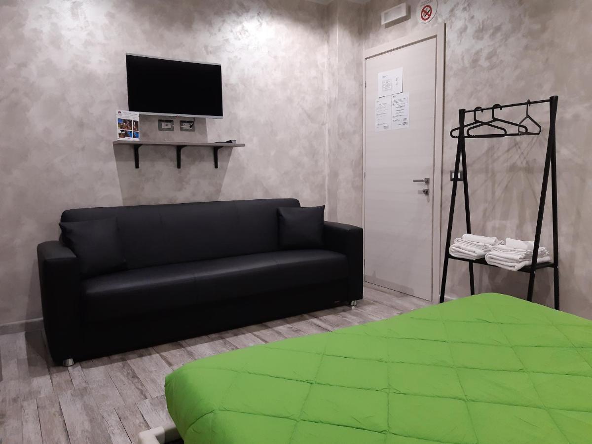 Apple Rooms Rome Airport Fiumicino Eksteriør billede A room at the hostel