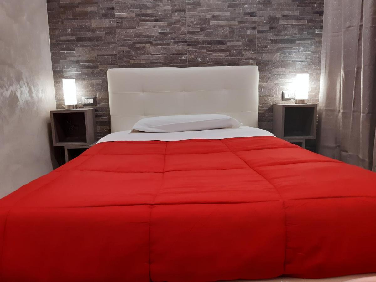 Apple Rooms Rome Airport Fiumicino Eksteriør billede A bed with a duvet